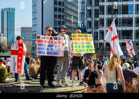 Birmingham, Regno Unito. 8 Aprile, 2017. Sulla scia degli attentati terroristici a Londra il 22 marzo, la difesa inglese League (EDL) fasi un rally per protestare contro la 'islamizzazione' DEL REGNO UNITO, fra gli altri temi Credito: Alexandre Rotenberg/Alamy Live News Foto Stock