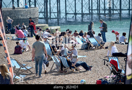 Brighton, Regno Unito. 9 apr, 2017. La spiaggia di Brighton è imballate il giorno più caldo dell'anno finora con temperature che raggiungono alte come 24 gradi celsius in alcune parti del paese Credito: Simon Dack/Alamy Live News Foto Stock