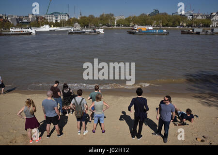 Londra, Regno Unito. Il 9 aprile 2017. Calda e soleggiata giornata a Londra. Credito: Matteo Chattle/Alamy Live News Foto Stock