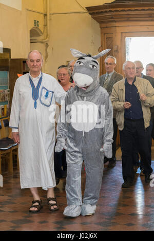 Norfolk, Regno Unito. Il 9 aprile 2017. La Domenica delle Palme servizio a St. Andrew's Gorleston, Norfolk, Regno Unito, inclusa una processione attorno alla chiesa per rappresentare la venuta di Gesù in Jeruselem su un asino. Credito: Stephen Gostick/Alamy Live News Foto Stock