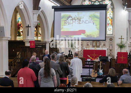 Norfolk, Regno Unito. Il 9 aprile 2017. La Domenica delle Palme servizio a St. Andrew's Gorleston, Norfolk, Regno Unito, inclusa una processione attorno alla chiesa per rappresentare la venuta di Gesù in Jeruselem su un asino. Credito: Stephen Gostick/Alamy Live News Foto Stock