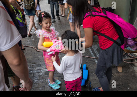 Songkran waterfight nella comunità tailandese (po) Thailandia nella RAS di Hong Kong Foto Stock