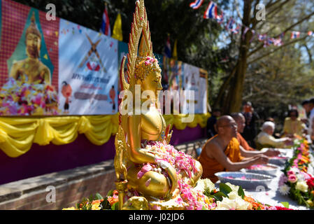 Londra, Regno Unito. 9 aprile 2017. Adoratori e visitatori di frequentare il Thai Anno Nuovo festival di Songkran presso il Tempio Buddhapadipa a Wimbledon. Tradizionalmente, l'aspersione di acqua simboleggia il dilavamento del passato, e l'acqua sarebbe stata delicatamente versato su di anziani o di immagini del Buddha. Credito: Stephen Chung / Alamy Live News Foto Stock