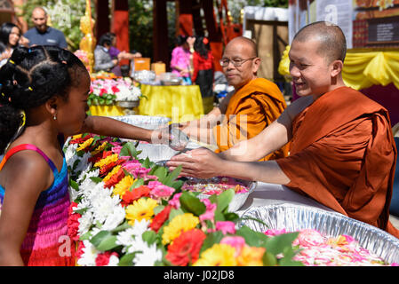 Londra, Regno Unito. 9 aprile 2017. Adoratori e visitatori di frequentare il Thai Anno Nuovo festival di Songkran presso il Tempio Buddhapadipa a Wimbledon. Tradizionalmente, l'aspersione di acqua simboleggia il dilavamento del passato, e l'acqua sarebbe stata delicatamente versato su di anziani o di immagini del Buddha. Credito: Stephen Chung / Alamy Live News Foto Stock