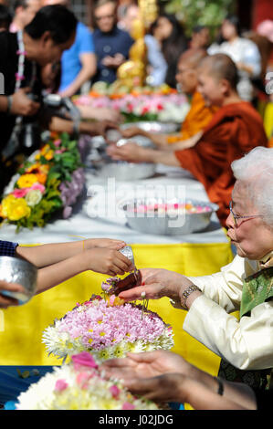 Londra, Regno Unito. 9 aprile 2017. Adoratori e visitatori di frequentare il Thai Anno Nuovo festival di Songkran presso il Tempio Buddhapadipa a Wimbledon. Tradizionalmente, l'aspersione di acqua simboleggia il dilavamento del passato, e l'acqua sarebbe stata delicatamente versato su di anziani o di immagini del Buddha. Credito: Stephen Chung / Alamy Live News Foto Stock