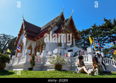 Londra, Regno Unito. 9 aprile 2017. Adoratori e visitatori di frequentare il Thai Anno Nuovo festival di Songkran presso il Tempio Buddhapadipa a Wimbledon. Tradizionalmente, l'aspersione di acqua simboleggia il dilavamento del passato, e l'acqua sarebbe stata delicatamente versato su di anziani o di immagini del Buddha. Credito: Stephen Chung / Alamy Live News Foto Stock