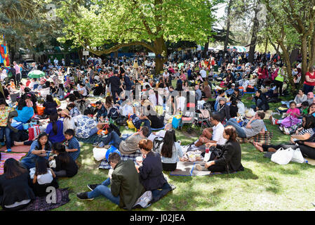 Londra, Regno Unito. 9 aprile 2017. Adoratori e visitatori di frequentare il Thai Anno Nuovo festival di Songkran presso il Tempio Buddhapadipa a Wimbledon. Tradizionalmente, l'aspersione di acqua simboleggia il dilavamento del passato, e l'acqua sarebbe stata delicatamente versato su di anziani o di immagini del Buddha. Credito: Stephen Chung / Alamy Live News Foto Stock