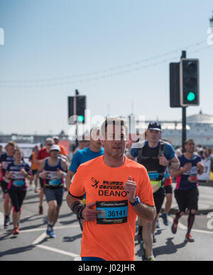 Il 9 aprile 2017, BRIGHTON REGNO UNITO. Uomo che corre in Brighton Competizione maratona Foto Stock