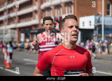 Il 9 aprile 2017, BRIGHTON REGNO UNITO. Uomo che corre in Brighton Competizione maratona Foto Stock