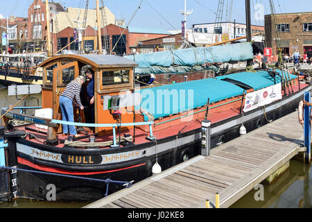 Kingston-upon-Hull, East Riding nello Yorkshire, Regno Unito. 09Apr, 2017. Turisti e gente locale godetevi il luminoso caldo clima soleggiato nel Regno Unito 2017 città della cultura. Credito: Ian Francesco/Alamy Live News Foto Stock