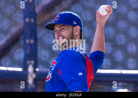 Milwaukee, WI, Stati Uniti d'America. 08 apr, 2017. Chicago Cubs terzo baseman Kris Bryant #17 si riscalda prima della Major League Baseball gioco tra il Milwaukee Brewers e il Chicago Cubs a Miller Park di Milwaukee, WI. Cubs ha sconfitto il Brewers 11-6. John Fisher/CSM/Alamy Live News Foto Stock