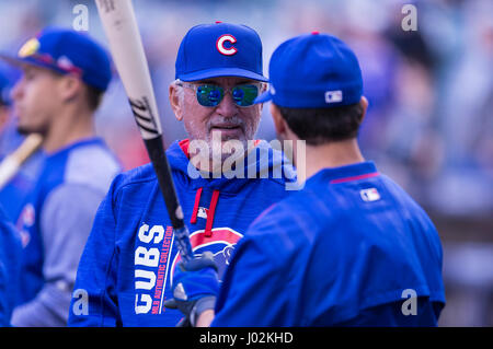 Milwaukee, WI, Stati Uniti d'America. 08 apr, 2017. Chicago Cubs manager Joe Maddon #70 colloqui con un giocatore prima della Major League Baseball gioco tra il Milwaukee Brewers e il Chicago Cubs a Miller Park di Milwaukee, WI. Cubs ha sconfitto il Brewers 11-6. John Fisher/CSM/Alamy Live News Foto Stock