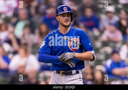 Milwaukee, WI, Stati Uniti d'America. 08 apr, 2017. Chicago Cubs terzo baseman Kris Bryant #17 fino a bat nella Major League Baseball gioco tra il Milwaukee Brewers e il Chicago Cubs a Miller Park di Milwaukee, WI. Cubs ha sconfitto il Brewers 11-6. John Fisher/CSM/Alamy Live News Foto Stock