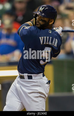 Milwaukee, WI, Stati Uniti d'America. 08 apr, 2017. Milwaukee Brewers secondo baseman Jonathan Villar #5 fino a bat nella Major League Baseball gioco tra il Milwaukee Brewers e il Chicago Cubs a Miller Park di Milwaukee, WI. Cubs ha sconfitto il Brewers 11-6. John Fisher/CSM/Alamy Live News Foto Stock