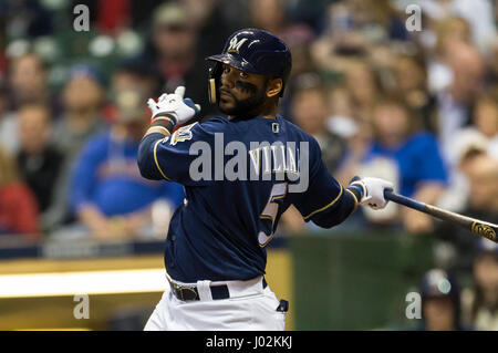 Milwaukee, WI, Stati Uniti d'America. 08 apr, 2017. Milwaukee Brewers secondo baseman Jonathan Villar #5 fino a bat nella Major League Baseball gioco tra il Milwaukee Brewers e il Chicago Cubs a Miller Park di Milwaukee, WI. Cubs ha sconfitto il Brewers 11-6. John Fisher/CSM/Alamy Live News Foto Stock