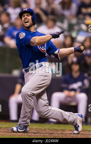 Milwaukee, WI, Stati Uniti d'America. 08 apr, 2017. Chicago Cubs terzo baseman Kris Bryant #17 fino a bat nella Major League Baseball gioco tra il Milwaukee Brewers e il Chicago Cubs a Miller Park di Milwaukee, WI. Cubs ha sconfitto il Brewers 11-6. John Fisher/CSM/Alamy Live News Foto Stock