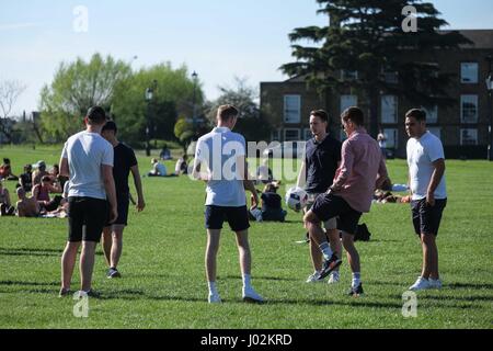 Londra, Regno Unito. Il 9 aprile 2017. I londinesi prendere a Blackheath su il giorno più caldo dell'anno finora con temperature di raggiungere 25c. Credit:claire doherty/Alamy Live News Foto Stock