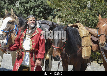 Atene, Grecia. 9 apr, 2017. Cavalieri a piedi con i loro cavalli di fronte all'Acropoli di Atene, Grecia. È la manifestazione di apertura dell'Athens-Kassel Ride, a partire da Santa Sofia la chiesa di Acropoli su Dionysiou Areopagitou street. Esso è ispirato da Aimé Tschiffely's trek da Buenos Aires a New York (1925''"28). Il Athens-Kassel Ride è concepito da Ross Birrell in collaborazione con Peter van der Gugten. L'esposizione internazionale d'arte Documenta 14 sarà mostrato per la prima volta dal 08 aprile al 16 luglio 2017 ad Atene e dal 10 giugno al 17 settembre 2017 a Kassel. (Cred Foto Stock