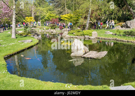 Londra, Regno Unito. Il 9 aprile 2017. Le persone che si godono la soleggiata giornata calda nei giardini di Kyoto, Holland Park, Kensington e Chelsea. Le temperature sono salito a 77F (25C) oggi, il doppio della media per il mese di Aprile, richiedendo un rush di londinesi di parchi pubblici.Credit: Nicola Ferrari/Alamy Live News. Foto Stock