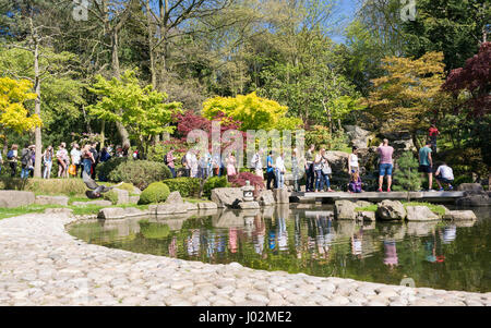 Londra, Regno Unito. Il 9 aprile 2017. Le persone che si godono la soleggiata giornata calda nei giardini di Kyoto, Holland Park, Kensington e Chelsea. Le temperature sono salito a 77F (25C) oggi, il doppio della media per il mese di Aprile, richiedendo un rush di londinesi di parchi pubblici.Credit: Nicola Ferrari/Alamy Live News. Foto Stock