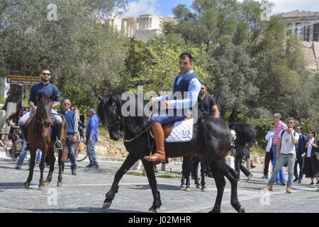 Atene, Grecia. 9 apr, 2017. Cavalieri a piedi con i loro cavalli di fronte all'Acropoli di Atene, Grecia. È la manifestazione di apertura dell'Athens-Kassel Ride, a partire da Santa Sofia la chiesa di Acropoli su Dionysiou Areopagitou street. Esso è ispirato da Aimé Tschiffely's trek da Buenos Aires a New York (1925''"28). Il Athens-Kassel Ride è concepito da Ross Birrell in collaborazione con Peter van der Gugten. L'esposizione internazionale d'arte Documenta 14 sarà mostrato per la prima volta dal 08 aprile al 16 luglio 2017 ad Atene e dal 10 giugno al 17 settembre 2017 a Kassel. (Cred Foto Stock