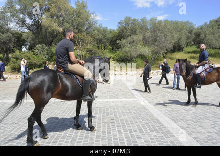 Atene, Grecia. 9 apr, 2017. Cavalieri a piedi con i loro cavalli di fronte all'Acropoli di Atene, Grecia. È la manifestazione di apertura dell'Athens-Kassel Ride, a partire da Santa Sofia la chiesa di Acropoli su Dionysiou Areopagitou street. Esso è ispirato da Aimé Tschiffely's trek da Buenos Aires a New York (1925''"28). Il Athens-Kassel Ride è concepito da Ross Birrell in collaborazione con Peter van der Gugten. L'esposizione internazionale d'arte Documenta 14 sarà mostrato per la prima volta dal 08 aprile al 16 luglio 2017 ad Atene e dal 10 giugno al 17 settembre 2017 a Kassel. (Cred Foto Stock