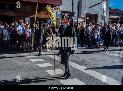 Madrid, Spagna. Il 9 aprile 2017. prima processione della Settimana di Pasqua per le strade di Madrid, Spagna. Credito: Alberto Ramírez Sibaja/Alamy Live News Foto Stock
