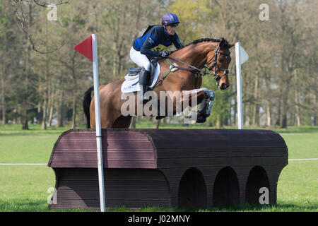 Weston sotto una lucertola, Shifnal, UK. 09Apr, 2017. Il Weston Park Horse Trials, Weston Park, Shiffnal, Zara Tindall e il suo cavallo alta unito prendere parte nel cross country fase della classe avanzata che è andato a vincere. Lo scopo del Cross Country è la prova per dimostrare la velocità, resistenza e capacità di salto del cavallo . Al tempo stesso si dimostra il pilota della conoscenza del ritmo e l'uso di questo cavallo attraverso il paese. Credito: Trevor Holt/Alamy Live News Foto Stock