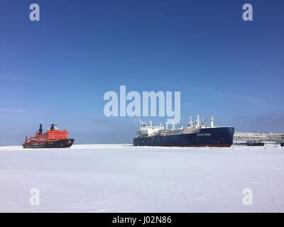 Sabetta, Russia. 30 Mar, 2017. Il Christophe de Margerie (R), una tanica di benzina battenti sotto la bandiera cipriota, nel porto di Sabetta, Russia, 30 marzo 2017. La nave è la più grande del mondo di rompighiaccio. La nuova flotta di 15 navi del genere è quello di essere avviato al fine di permettere il trasporto di gas naturale liquefatto (GNL) in Asia e in Europa. Foto: Friedemann Kohler/dpa/Alamy Live News Foto Stock