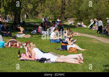 I londinesi godere di sole e caldo giorno a Hampstead Heath, London, England, Regno Unito, Gran Bretagna Foto Stock