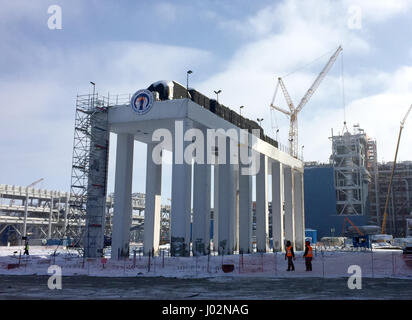 Sabetta, Russia. 30 Mar, 2017. Un Jamal gas LNG liquidification impianto ancora sotto constructiion in Sabetta, Russia, 30 marzo 2017. Lo stabilimento è il più grande del mondo nel suo genere. Essa servirà in Asia e sui mercati europei a partire dalla fine del 2017 in poi. Foto: Friedemann Kohler/dpa/Alamy Live News Foto Stock