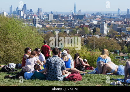 I londinesi godono di una calda giornata in cima alla collina del Parlamento a Hampstead Heath, Londra Inghilterra Regno Unito Foto Stock
