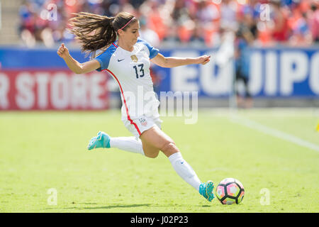 Houston, TX, Stati Uniti d'America. 9 apr, 2017. Stati Uniti avanti Alex Morgan (13) controlla la sfera durante la seconda metà di un calcio internazionale amichevole tra la Russia e gli Stati Uniti d'America di BBVA Compass Stadium di Houston, TX. Gli Stati Uniti ha vinto il gioco 5-1.Trask Smith/CSM/Alamy Live News Foto Stock