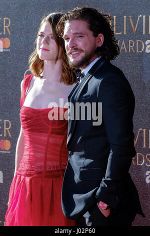 Londra, Regno Unito. Il 9 aprile 2017. Rose Leslie e Kit Harington arriva sul tappeto rosso al Olivier Awards 2017 che ha avuto luogo presso la Royal Albert Hall su 09/04/2017 . Nella foto: Rose Leslie, Kit Harington, Christopher Catesby "Kit" Harington. Credito: Julie Edwards/Alamy Live News Foto Stock