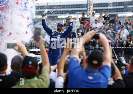 Ft. Vale la pena, Texas, Stati Uniti d'America. 9 apr, 2017. Aprile 09, 2017 - Ft. Vale la pena, Texas, Stati Uniti d'America: Jimmie Johnson (48) celebra in Sunoco corsia di vittoria dopo aver vinto l'O'Reilly Auto parti 500 al Texas Motor Speedway in Ft. Vale la pena, Texas. Credito: Chris Owens Asp Inc/ASP/ZUMA filo/Alamy Live News Foto Stock