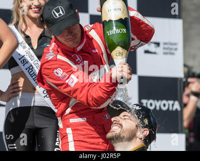 Long Beach, California, Stati Uniti d'America. Il 9 aprile 2017. James Hinchcliffe guida del n. 5 Freccia Honda annuncia la vittoria alla xliii Toyota Grand Prix di Long Beach. Sebastien Bourdais di Dale Coyne Racing rivendicato il 2° posto con il Team Penske's Josef Newgarden prendendo il 3° posto. Long Beach in California. Steven Erler/CSM/Alamy Live News Foto Stock