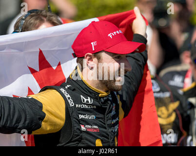 Long Beach, California, Stati Uniti d'America. Il 9 aprile 2017. James Hinchcliffe guida del n. 5 Freccia Honda annuncia la vittoria alla xliii Toyota Grand Prix di Long Beach. Sebastien Bourdais di Dale Coyne Racing rivendicato il 2° posto con il Team Penske's Josef Newgarden prendendo il 3° posto. Long Beach in California. Steven Erler/CSM/Alamy Live News Foto Stock