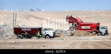 Las Vegas, Nevada, USA. Il 17 maggio 2012. Cestino dump trucks rifiuti all'apice discariche regionali Maggio 17, 2012 a Las Vegas, Nevada. Repubblica servizi collabora con Energenic per aspirare il gas prodotto dalle discariche per generare elettricità. Credito: David Becker/ZUMA filo/Alamy Live News Foto Stock