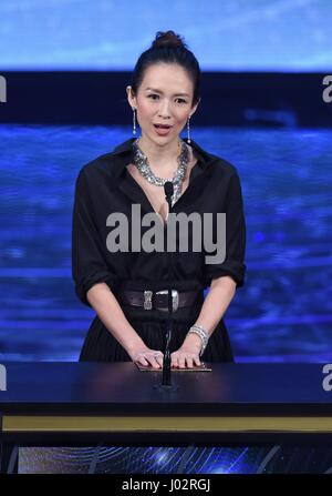 Hong Kong, Cina. 9 apr, 2017. L'attrice Zhang Ziyi assiste la trentaseiesima Hong Kong Film Awards cerimonia di presentazione di Hong Kong, Cina del sud, Aprile 9, 2017. Credito: Wang Shen/Xinhua/Alamy Live News Foto Stock