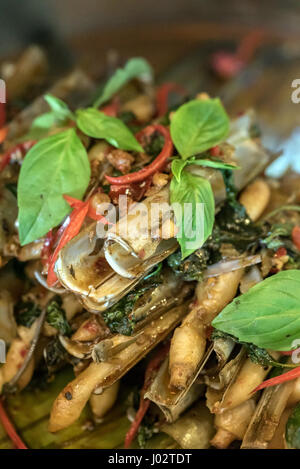 Clam shell rasoio Solenidae agitare piccante con pasta e basilico Foto Stock