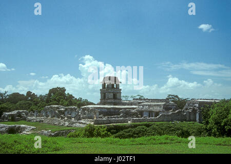 Il palazzo o El Palacio con il suo Maya torre di osservazione presso le rovine Maya di Palenque come visto negli anni ottanta, Chiapas, Messico Foto Stock