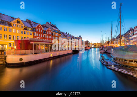 Copenhagen Nyhavn, il nuovo porto di Copenaghen, tramonto in Danimarca Foto Stock