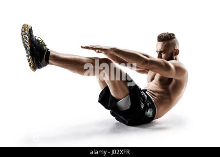 Bel giovane facendo esercizio di fitness. Foto di uomo muscoloso in silhouette su sfondo bianco. Fitness e uno stile di vita sano concetto Foto Stock