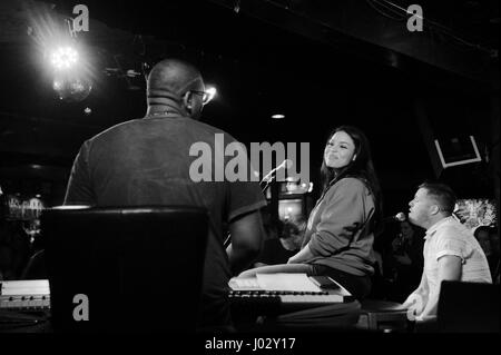 Jordin Sparks performing live presso il VH1 Rock scuole concerto presso la zecca sul dicembre 11, 2015 a Los Angeles, California. (Altered digitalmente in bianco e nero) Foto Stock