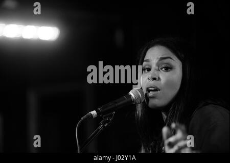 Jordin Sparks performing live presso il VH1 Rock scuole concerto presso la zecca sul dicembre 11, 2015 a Los Angeles, California. (Altered digitalmente in bianco e nero) Foto Stock