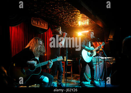 Nash cavalcavia (c) e Ryan Cabrera (r) esecuzione dal vivo presso il VH1 Rock scuole concerto presso la zecca sul dicembre 11, 2015 a Los Angeles, California. Foto Stock