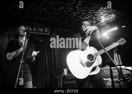 (L-R) Nash cavalcavia e Ryan Cabrera suonare dal vivo presso il VH1 Rock scuole concerto presso la zecca sul dicembre 11, 2015 a Los Angeles, California. (Altered digitalmente in bianco e nero) Foto Stock