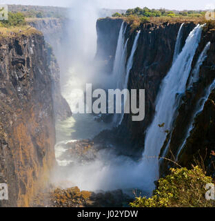 Vista delle Cascate Vittoria da terra. Parco nazionale MOSI-oa-Tunya. E sito patrimonio dell'umanità. Zambiya. Zimbabwe. Foto Stock