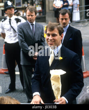 Il Duca di York il principe Andréj a parlare con persone che vivono al di fuori di Portland ospedale dopo la nascita di sua figlia la principessa Beatrice. Agosto 1988. Foto Stock