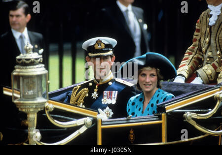 Il principe Carlo e la Principessa Diana tornando a Buckingham Palace con pulmann dopo le nozze del principe Andrea e di Sarah Ferguson 1986 Foto Stock